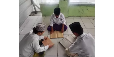 Pembiasaan Tadarus Al Quran dan Kitab Kuning Setiap Setelah Sholat 5 Waktu